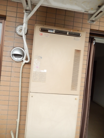 給湯器・配管カバー交換工事　東京都台東区　RUF-A1610SAW-Aset13A - Before