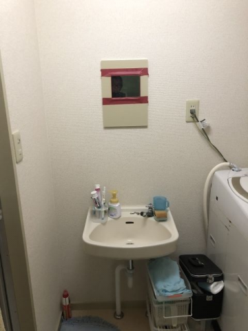 洗面化粧台 蛇口 小型電気温水器交換工事　兵庫県神戸市垂水区 - Before