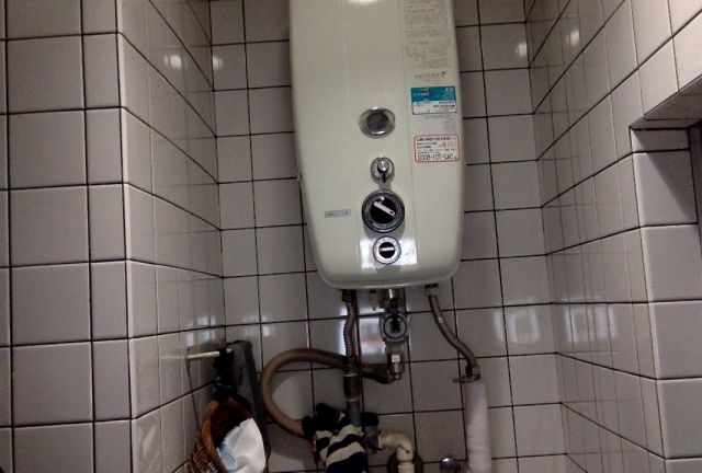 ガス給湯器交換工事　神奈川県相模原市南区　RUX-V1615SFFBA-E-13A - Before