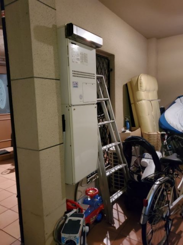 ガス給湯器 ビルトインガスコンロ レンジフード交換工事　大阪府大阪市港区　RUFH-E2406AW2-1-13A - Before
