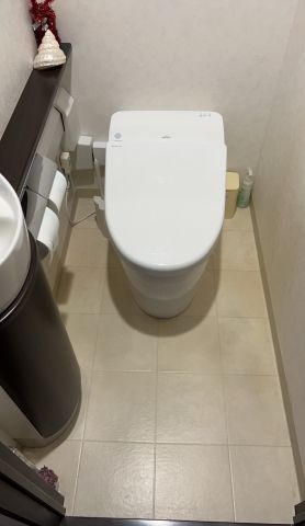 トイレ交換・専用手洗い交換・壁クロスクッションフロア巾木張替え工事　神奈川県平塚市 - Before