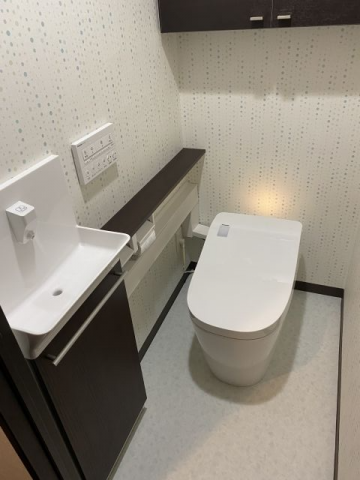 トイレ交換・専用手洗い交換・壁クロスクッションフロア巾木張替え工事　神奈川県平塚市 - After